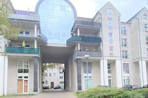 Schicke 2 Zimmer Wohnung mit Einbauküche und großem Balkon!