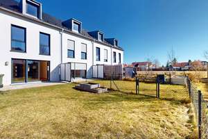 Modernes Reihenmittelhaus mit Garten, Einbauküche, sonniger Terrasse & Tiefgarage – Die vollständige Adresse der Immobilie erhältst du vom Anbieter., 85591 Vaterstetten – Vorschaubild 1