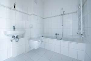 Ihr Rückzugsort: Wohnung mit Terrasse und Badewanne in Berlin-Adlershof - provisionsfrei – Handjerystraße 36, 12489 Adlershof, Berlin – Vorschaubild 4