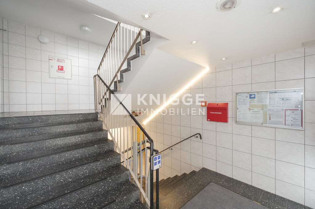 Immobilie in Bergisch Gladbach - +++ 3540 - Großzügige 4-Zimmer-Wohnung in beliebter Lage mit Weitblick und TG-Stellplatz +++ - Bild 2