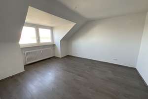 Frisch renovierte Dachgeschosswohnung! – Stephanstr. 1, 40599 Reisholz, Düsseldorf – Vorschaubild 1
