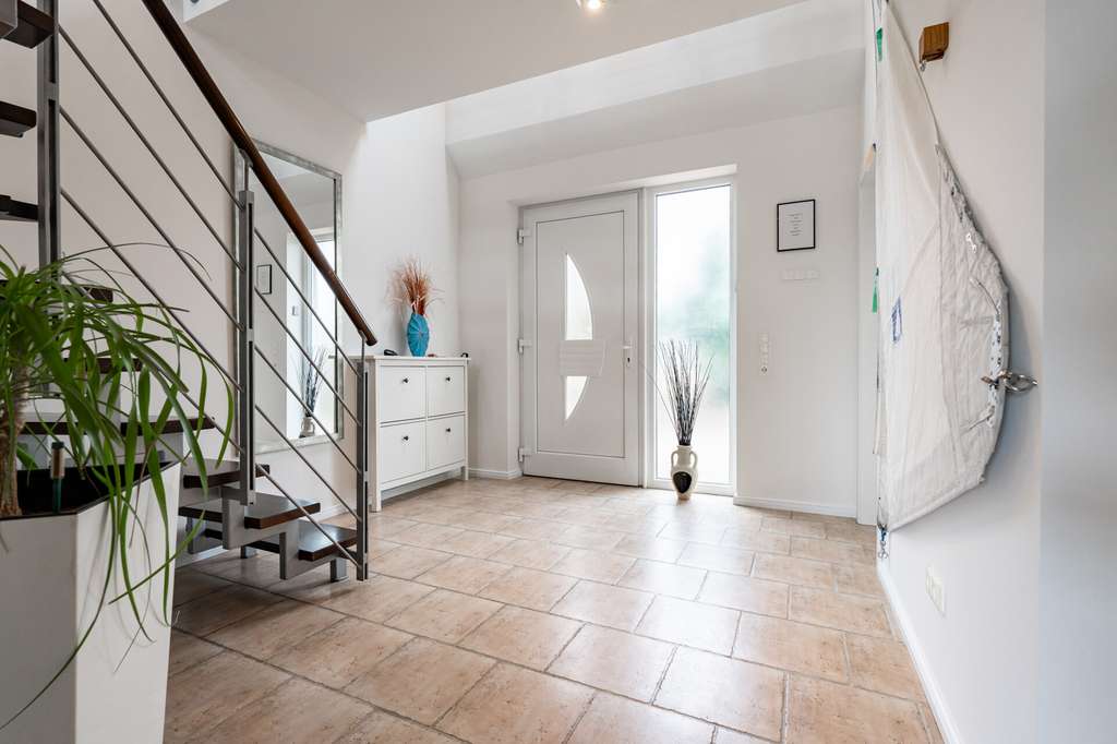 Immobilie in Fahrenkrug - Hochwertig ausgestattetes Architektenhaus mit Kapitänsgiebel, Pool und ausgebautem Dachgeschoss - Bild 2