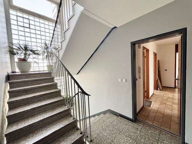 Renovierungsbedürftige Wohnung im 6. Stock mit tollem Weitblick in Düsseldorf-Lörick, Düsseldorf – Bild 4