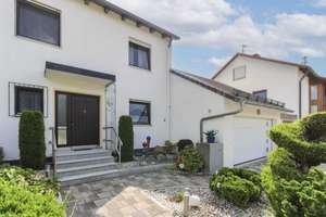 Ihr neues Zuhause: Tolle Doppelhaushälfte mit Garten, Pool, Doppelgarage – Die vollständige Adresse der Immobilie erhältst du vom Anbieter., 86453 Dasing – Vorschaubild 1