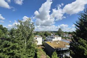 Charmante Dachgeschosswohnung mit Balkon, Einbauküche, Tiefgaragenstellplatz & Waschautomat – Dennachstr. 23, 75175 Buckenberg, Pforzheim – Vorschaubild 3