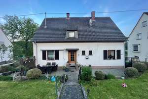 Großzügiges Ein- bis Zweifamilienhaus mit schönem Garten und Garage, Alte Dreisbach! – Die vollständige Adresse der Immobilie erhältst du vom Anbieter., 57080 Niederschelden, Siegen – Vorschaubild 2