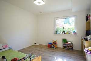 Neuwertiges, geräumiges Einfamilienhaus mit schönem Garten, Doppelgarage und Pkw-Stellplatz – Reutlingen (Kreis) – Vorschaubild 7