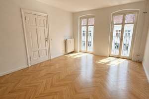 Modernisierte 2-Zimmer-Wohnung mit neuer Einbauküche nahe Rosenthaler Platz