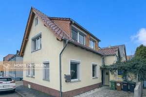 **Renovierungsbedürftige Doppelhaushälfte mit großem Potenzial in Stuttgart-Feuerbach**