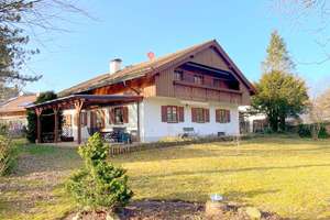 EFH mit 4 SZ im OG, 70 qm Wohnen / Essen im EG, plus Büro im EG, plus ELW im EG, auf 1.300 qm Grund – Die vollständige Adresse der Immobilie erhältst du vom Anbieter., 82547 Eurasburg – Vorschaubild 1