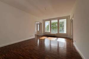 Zuhause mit Charakter: außergewöhnlicher Grundriss, warme Atmosphäre & Balkon zum grünen Innenhof