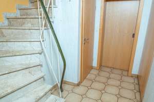 Hell, herzlich, heimelig –
Reihenmittelhaus mit Garten & Garage
in Günzburg zu verkaufen! – Die vollständige Adresse der Immobilie erhältst du vom Anbieter., 89312 Günzburg – Vorschaubild 2
