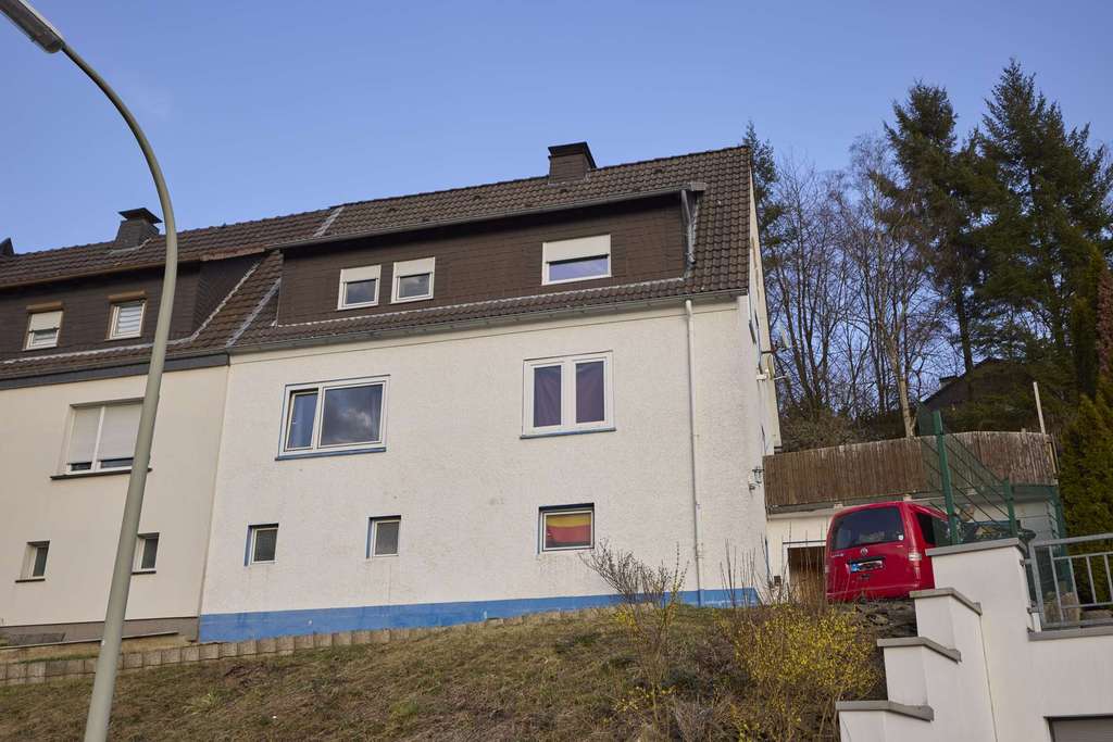 Immobilie in Meschede - Modernisieren & profitieren: Zweifamilienhaus mit Entwicklungspotenzial - Bild 3