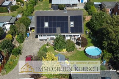 TRAUMgrundstück mit Niedrigenergiehaus, Sonnenterrasse, PV-Anlage, Carport, Kamin und offener Küche