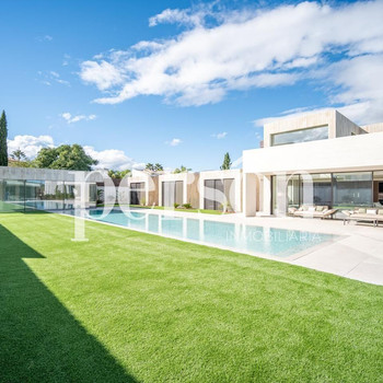 Exklusive Architektenvilla in Nueva Santa Bárbara
