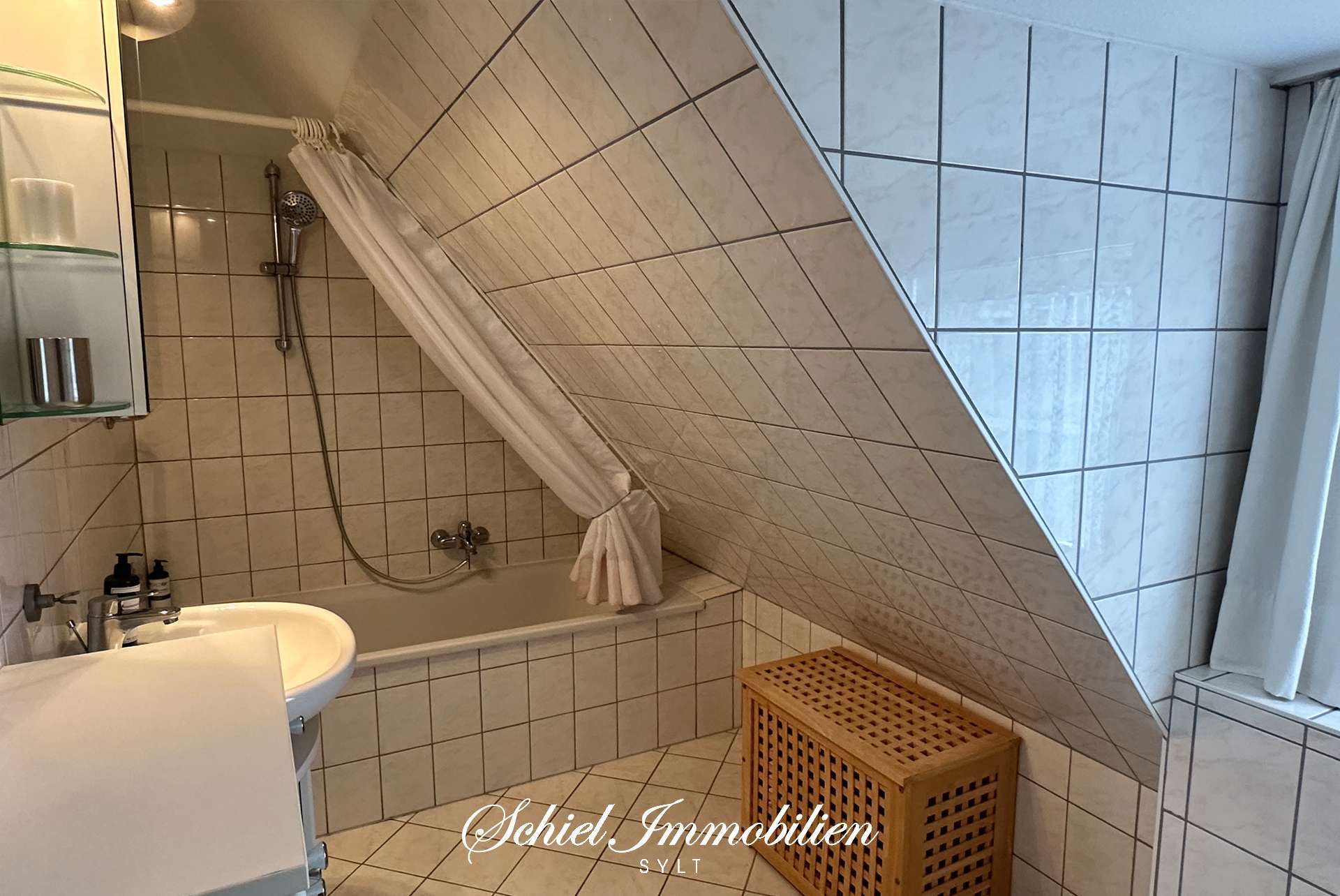 Immobilie in Wenningstedt-Braderup (Sylt) - Modernisierte 2-Zimmer-Ferienwohnung mit  sonnigem Westbalkon, Weitblick und Pkw-Stellplatz - Bild 2