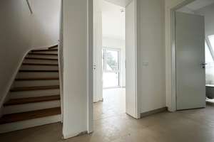 Lichtdurchflutete 2-Zimmer-Wohnung mit Spitzboden inkl. Küche und Klimaanlage – 40629 Grafenberg, Düsseldorf – Vorschaubild 3