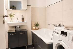 Familienfreundliche 3-Zimmer-Wohnung – EBK, 2 Bäder und Süd-West-Loggia – Paula-Hahn-Weinheimer-Weg 11, 80997 Allach, München – Vorschaubild 10