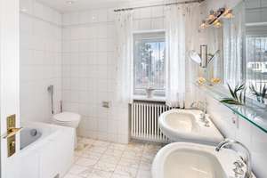 Doppelhaushälfte mit großzügigem Grundstück, Gartenidylle und Entwicklungsperspektive – Die vollständige Adresse der Immobilie erhältst du vom Anbieter., 81247 Obermenzing, München – Vorschaubild 7