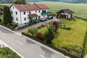 *RESERVIERT* Großzügiges Zweifamilienhaus, viel Wohn- und Nutzfläche in der Gemeinde Pfeffenhausen – Landshut (Kreis) – Vorschaubild 1