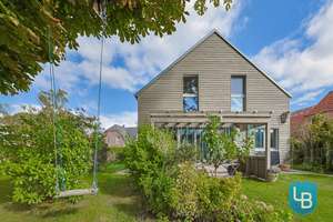 Hier lässt es sich leben! KfW 55 Bio-Holzhaus in Strandnähe sucht neuen Eigentümer – Die vollständige Adresse der Immobilie erhältst du vom Anbieter., 24229 Schwedeneck – Vorschaubild 1