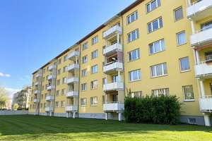 Familienfreundliche 3-Raum-Wohnung  mit Balkon sucht nette Mieter – 4249 Großzschocher, Leipzig – Vorschaubild 1