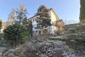 2-Familienhaus mit Terrasse, Garten und Stellplätzen 