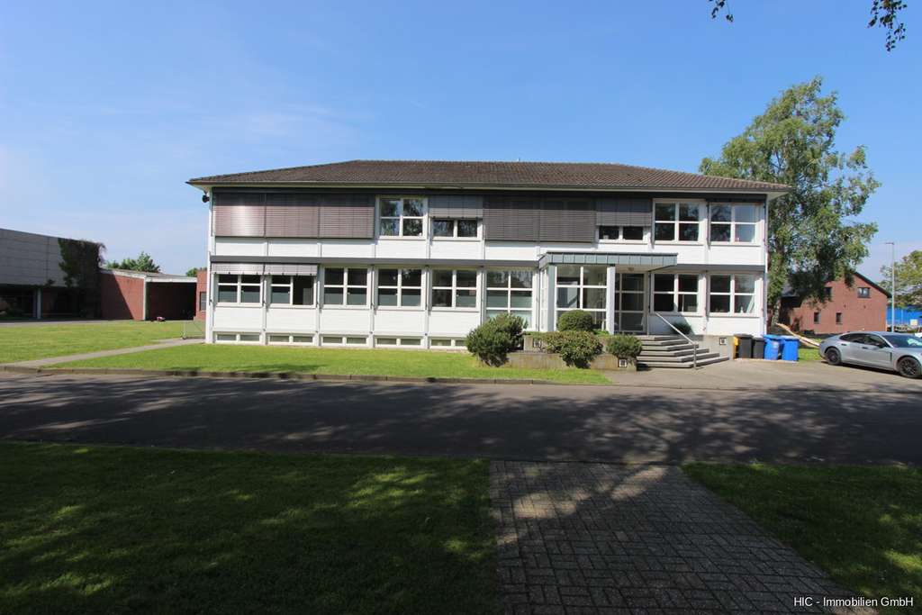 Verwaltungsgebäude mit ca. 600 m² Bürofläche. EG 200 m² vermietet - OG mit 300 m² wird frei.