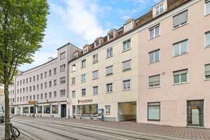 Wohnen mit Blick über die Stadt: Helle 2-ZKB-Dachgeschosswohnung mit EBK am Rande der Innenstadt – Augsburg – Vorschaubild 1