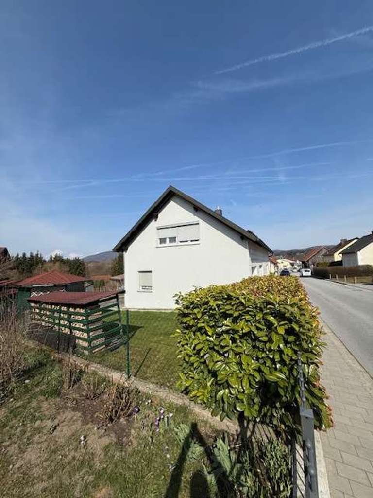 Immobilie in Schöllnach - Freistehendes Einfamilienhaus mit Garten, Garage & Wohlfühlambiente - Bild 0