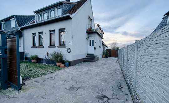 Einzigartiges Juwel! Individuelles Einfamilienhaus mit traumhaften Garten.