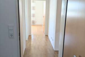 Provisionsfreie, helle 3-Zimmer-Dachgeschosswohnung mit verglaster Loggia, Blick ins Grüne & Aufzug – Kinzigstrasse 8, 38120 Weststadt, Braunschweig – Vorschaubild 14