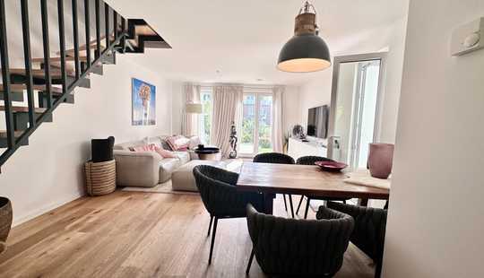 Bild von Exklusives Wohnidyll: Modernes Haus mit großem Garten und lichtdurchflutetem Wintergarten