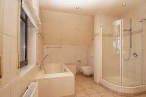* LARGE SINGE FAMLIY HOME * 
ca. 220 m² / 2386 ft², 5 Bed, 2.5 Bath, 3 Garage, Yard – Rheingau-Taunus-Kreis – Vorschaubild 16
