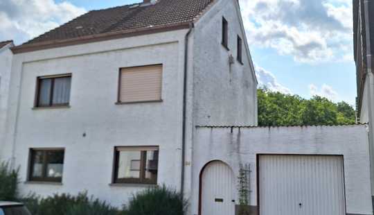 Bild von Ein-/ Zweifamilienhaus mit Schwimmhalle und Garage in Lindenholzhausen