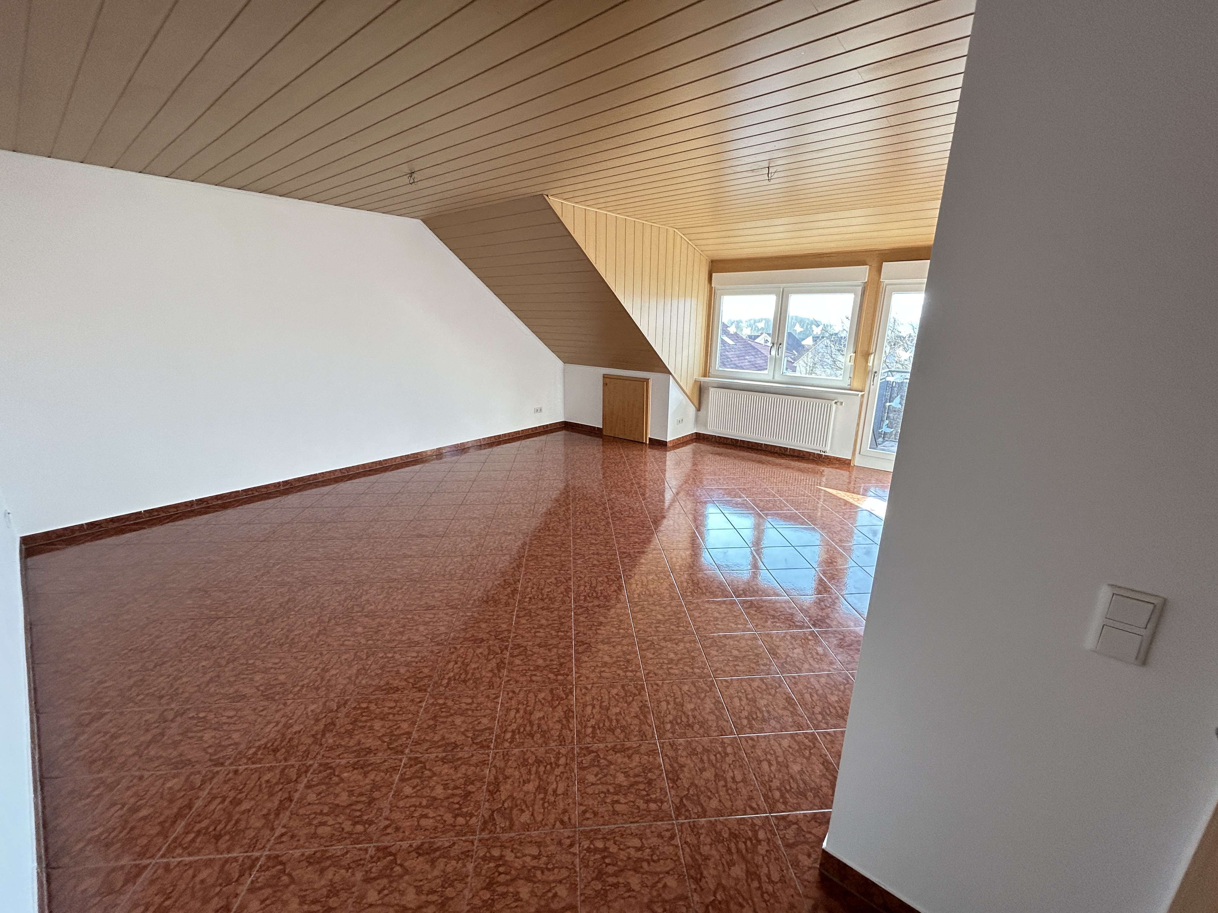 Immobilie in Warburg - Großzügige Dachgeschoss-Eigentumswohnung mit Weitblick, Balkon und viel Potenzial in Warburg - Bild 0