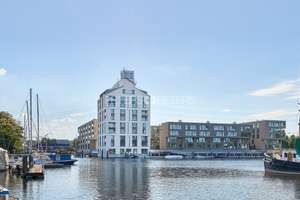 + Urbaner Rückzugsort mit Wasserblick - Wohnen auf der Schlossinsel +