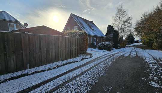 Bild von Einfamilienhaus mit Caport, Gewächshaus, Gartenhaus und Teichen