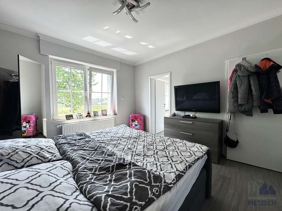 Schlafzimmer mit Ankleide und 