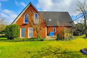 Gepflegtes Zweifamilienhaus mit Carport, Terrasse und Loggia in ruhiger Wohnlage – Die vollständige Adresse der Immobilie erhältst du vom Anbieter., 24848 Kropp – Vorschaubild 3
