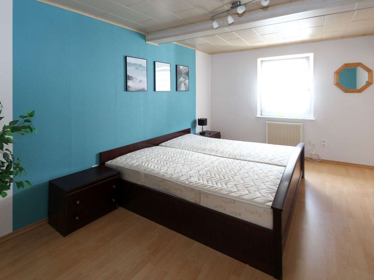 Immobilie in Kaltennordheim - Viel Platz auf dem Land: Wohnhaus mit großem Grundstück und sieben Garagen in Fischbach - Bild 3