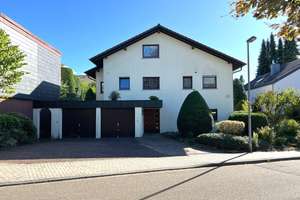 Wohnglück in Bretten! Vielseitiges Zweifamilienhaus mit tollem Garten und Doppelgarage in Bretten – Die vollständige Adresse der Immobilie erhältst du vom Anbieter., 75015 Bretten – Vorschaubild 1