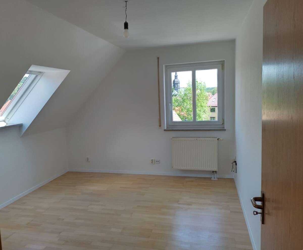 Immobilie in Crossen an der Elster - Helle 3-Raum-Wohnung mit EBK, Balkon, Stellplatz in guter Lage für Eigennutzer oder Kapitalanleger - Bild 3