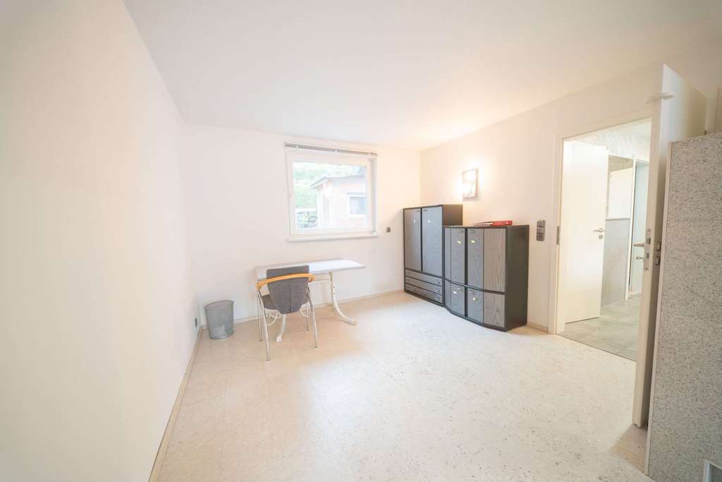 Immobilie in Mundelsheim - Seltene Chance: Einfamilienhaus mit großem Grundstück, Garage & Gewölbekeller am Weinberg - Bild 1