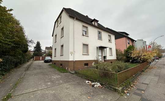 Wohnhaus mit 3 Wohnungen und 10 Garagen - teilweise vermietet