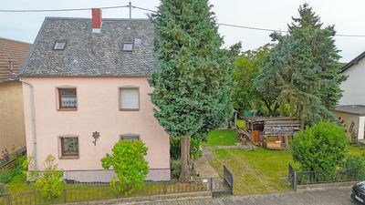 Gemütliches Wohnhaus mit traumhafter Gartenlandschaft