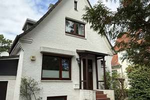 Charmantes Einfamilienhaus mit umlaufendem Garten in Hamburg-Poppenbüttel