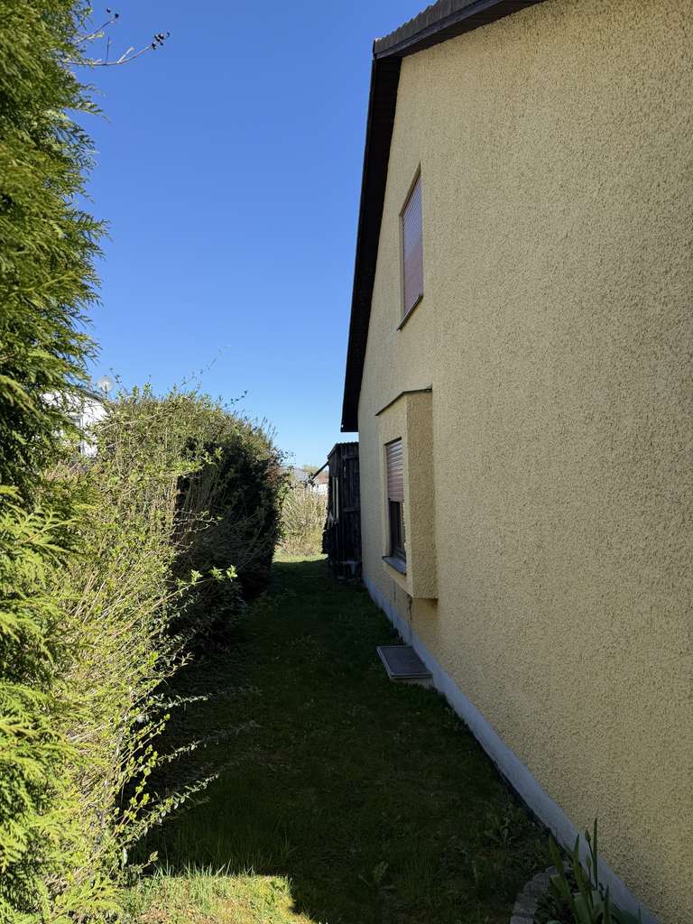 Immobilie in Lappersdorf - Raum für Ideen: freistehendes Haus mit Einliegerwohnung & großem Grundstück - Bild 2