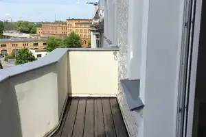 Großzügige 2-Raum-Wohnung mit großem Balkon, amerikanischer Küche und Fahrstuhl nahe Hasselbachplatz – Harnackstr. 3, 39104 Magdeburg – Vorschaubild 2