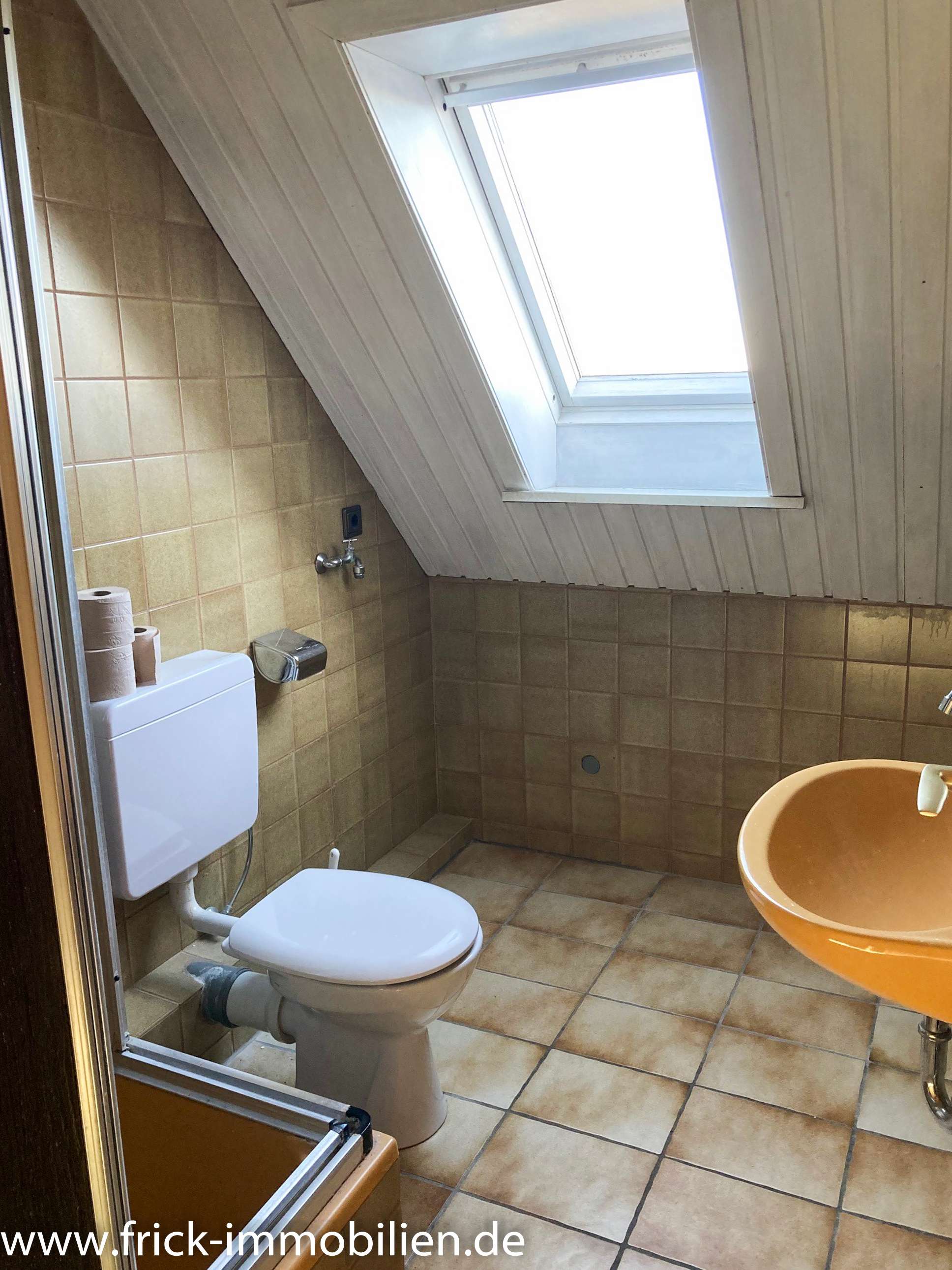 Immobilie in Göhl - Resthof mit Wohnhaus, ehem. Wirtschaftsgebäude, Doppelgarage und 0,82 ha Land - Bild 4